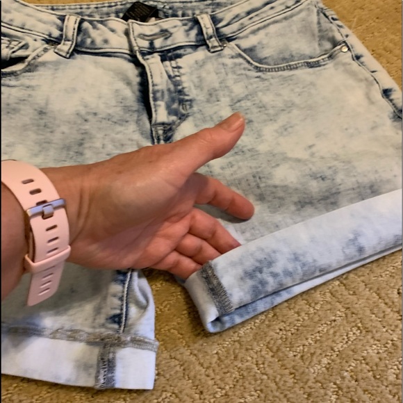 EUC APT9 Light Acid Washed Denim Cuffed Shorts - Picture 10 of 12